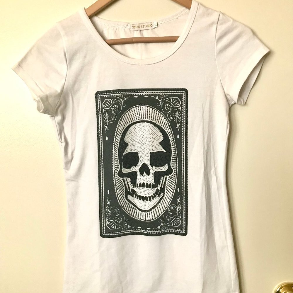 White Skull Graphic Tee – Silver Sequin Details – Size M (Fits like S)